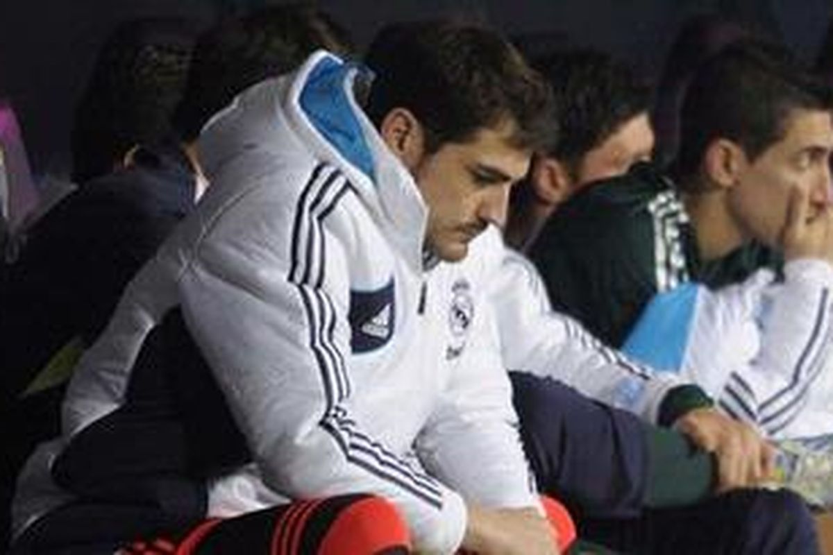 Kiper Real Madrid, Iker Casillas, tertunduk lesu melihat klubnya kalah 2-3 dari Malaga di Stadion La Rosaleda, Sabtu (22/12/2012).