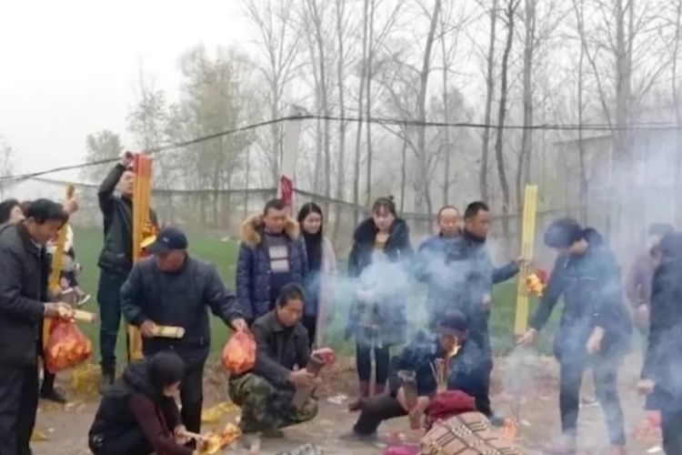 Warga Desa Fangshan di Distrik Dingtao membakar dupa dan menyembah sebuah tanaman sorgum raksasa yang dianggap keramat.