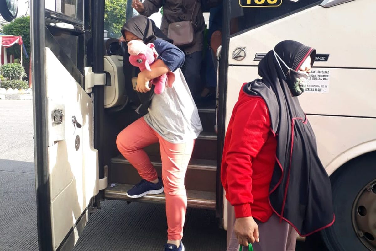 Penumpang bus yang tiba di Jakarta melalui Terminal Bus Kalideres pada Senin (4/1/2021).