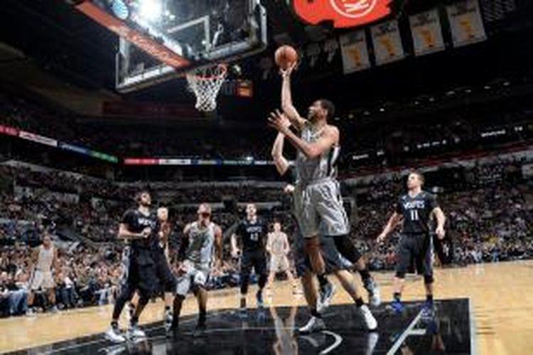 Pemain San Antonio Spurs, Tim Duncan melakukan tembakan saat menghadapi Minnesota Timberwolves di AT&T Center, Minggu (12/01/2014).