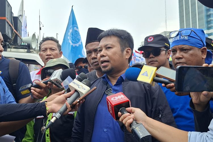 Demo di Depan Gedung DPR, Buruh Tuntut Batas Kontrak PKWT 1 Tahun demi Kepastian Kerja