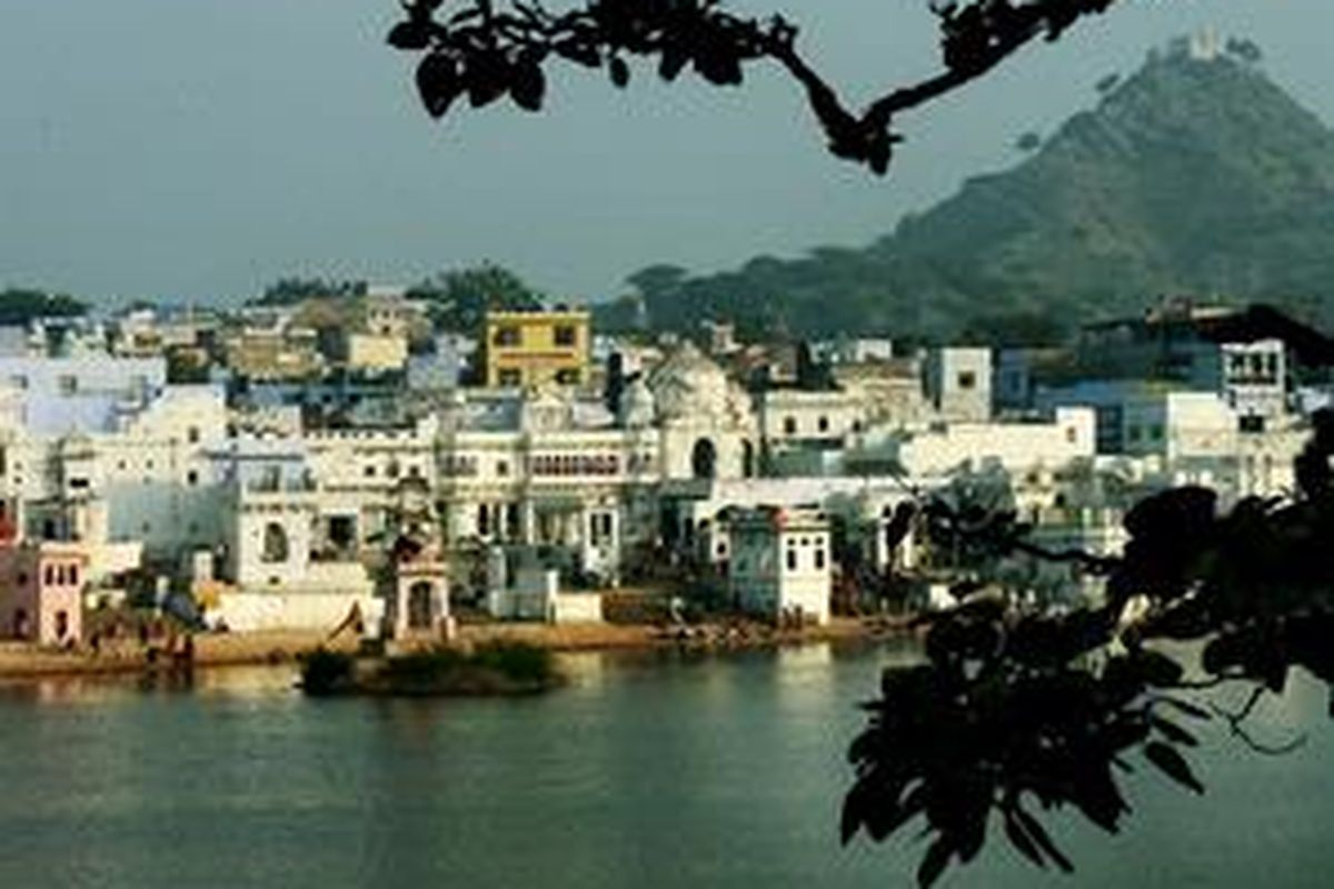 Kota suci Pushkar di sekeliling danau suci. 