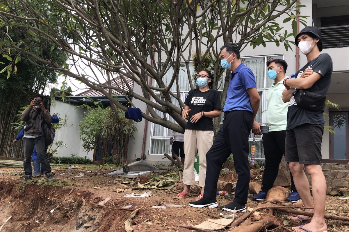 Mantan Wakil Menteri Luar Negeri Dino Patti Djalal berbincang dengan warga yang tertimpa tembok longsor tembok yang rumah longsor di Kavling Melati No 2, Jalan Kemang Timur XI, Bangka, Mampang Prapatan, Jakarta Selatan pada Selasa (23/2/2021) siang.