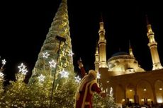 Sebuah Pohon Natal Berdiri di Depan Masjid Lebanon