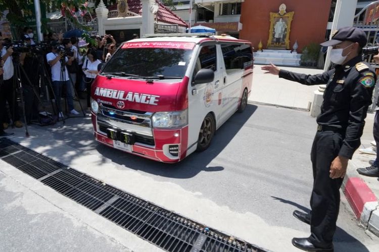 Mobil ambulans yang membawa siswa meninggalkan sekolah menengah menuju rumah sakit di Bangkok, Thailand.