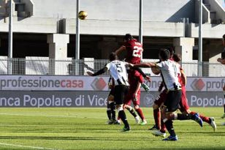 Bek AS Roma, Davide Astori, saat melepaskan sundulan yang berujung gol ke gawang Udinese pada lanjutan Serie-A di Stadion Communale Friuli, Selasa (6/1/2015). 