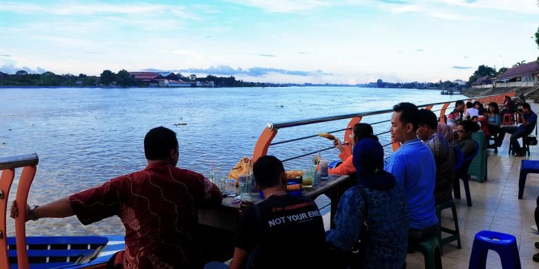 Sungai Batanghari menjadi tempat favorit masyarakat Kota Jambi untuk menghabiskan waktu pada sore hari. 