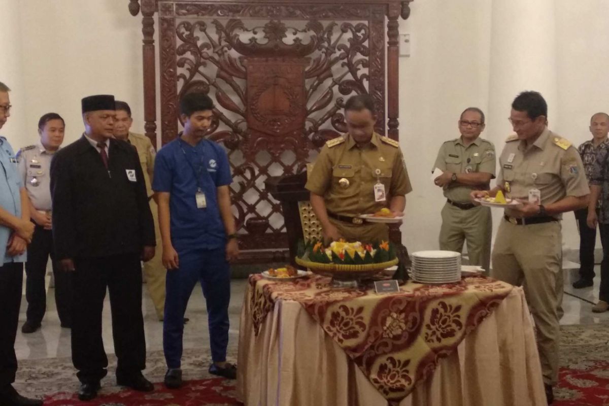 Potong tumpeng perayaan transjakarta di Balai Kota DKI Jakarta, Selasa (20/3/2018).