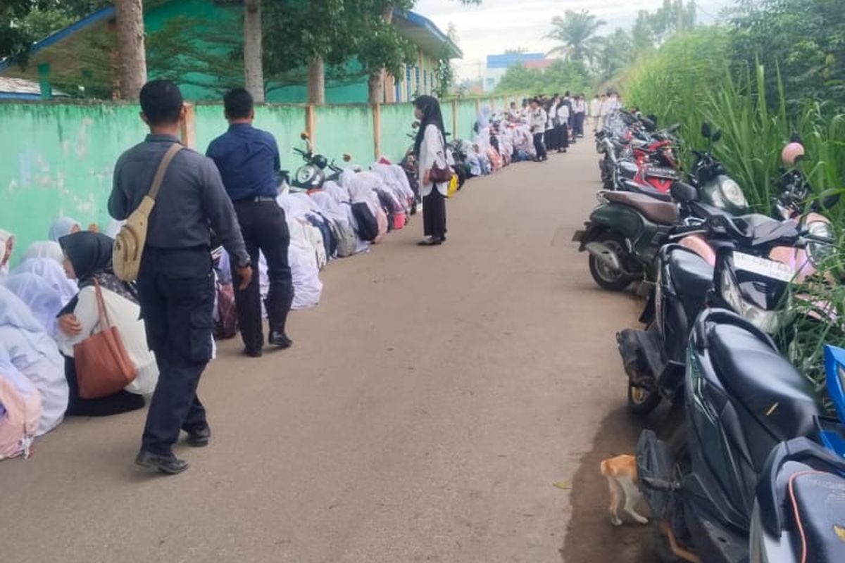 Siswa MTs Al Washliyah di Desa Petumbukan terpaksa belajar di luar sekolah karena sekolahnya disegel Pemkab Deli Serdang, Senin (14/7/2025).