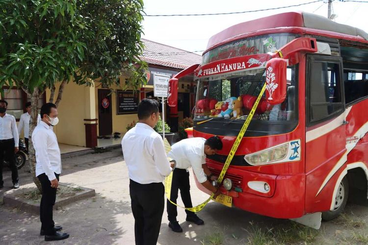 Polisi memperlihatkan bus yang mengangkut solar subsidi di Mapolres Aceh Timur, Selasa (18/4/2022)