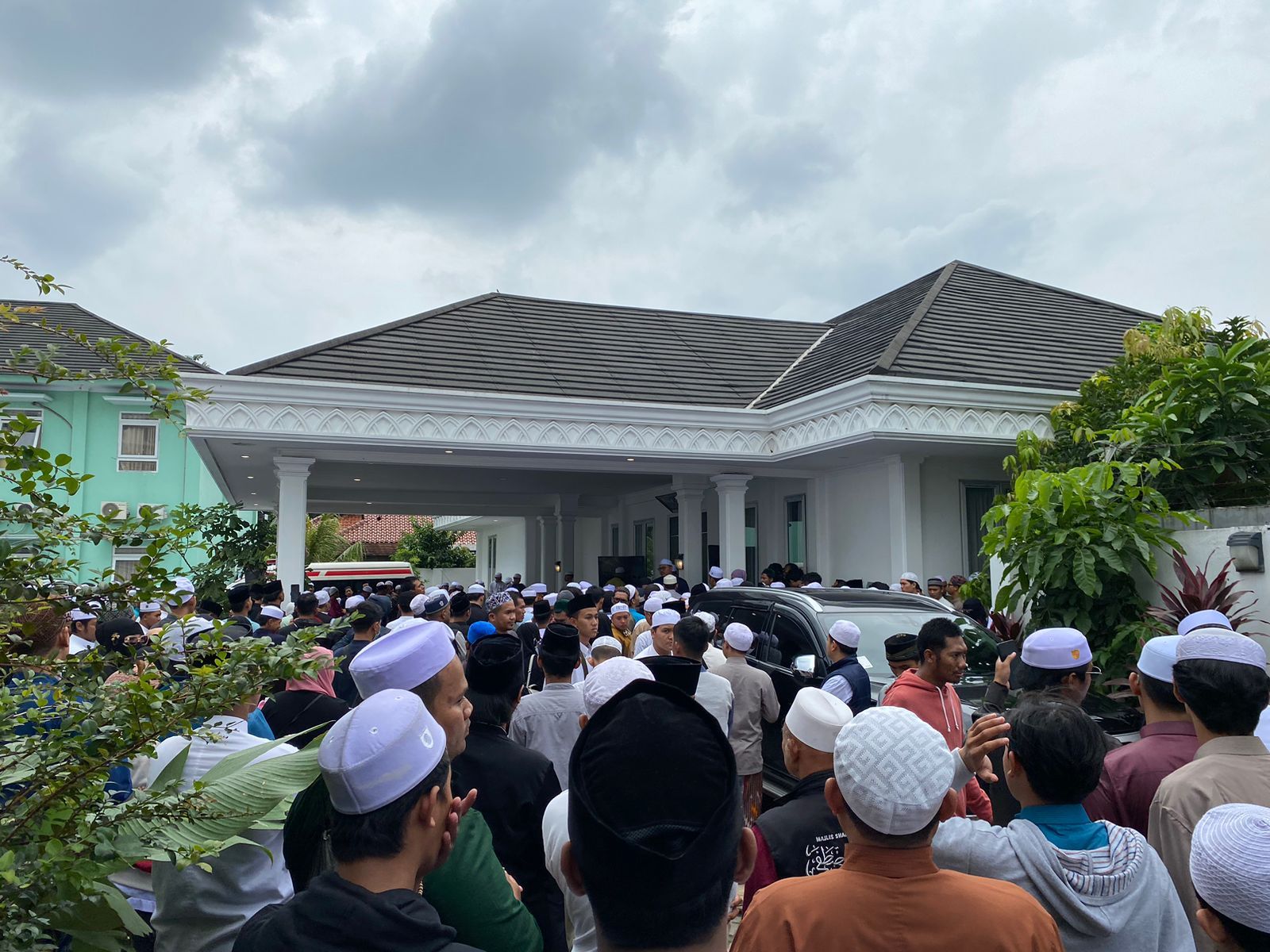 Suasana Haru Menyelimuti Rumah Duka Habib Hasan bin Ja'far bin Umar Assegaf