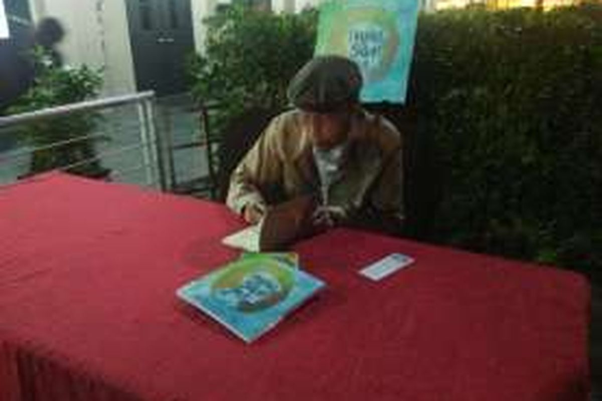 Sapardi Djoko Damono dalam peluncuran bukunya, yang berjudul Mewarnai Hujan Bulan Juni, di Hotel Ibis, Cawang, Selasa (12/4/2016).