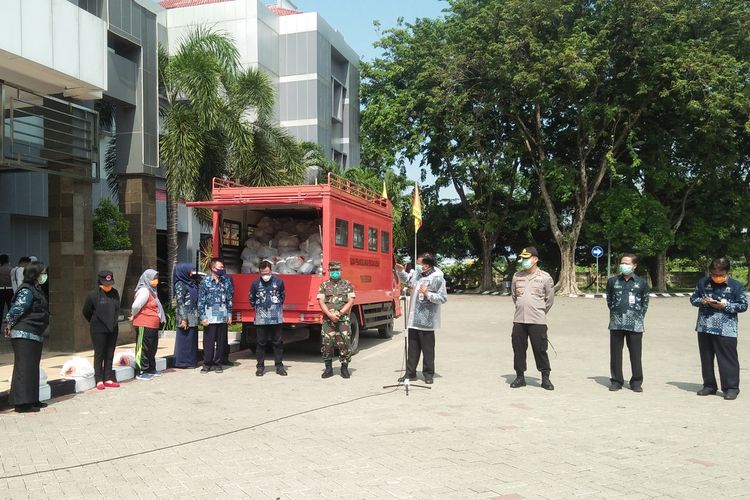 Bupati Gresik Sambari Halim Radianto (empat dari kanan), dalam acara penyerahan bantuan paket sembako kepada warga, Selasa (7/4/2020).