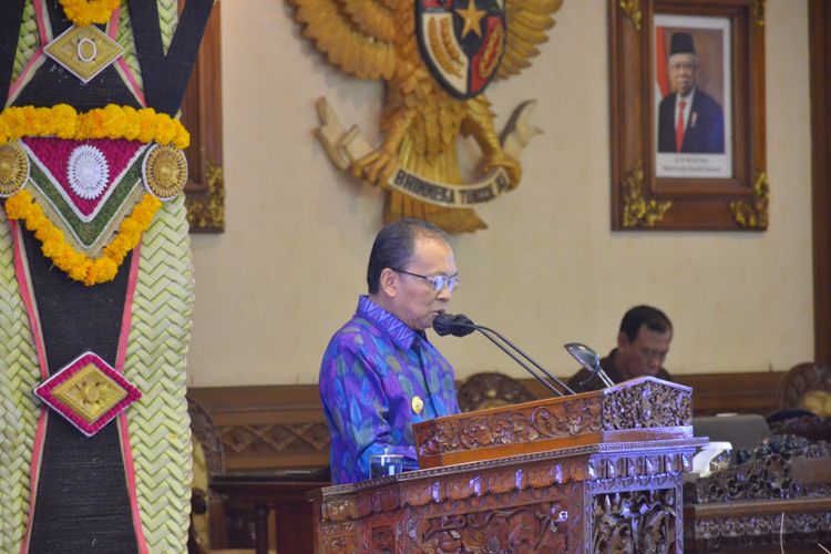 Gubernur Bali Wayan Koster saat memberikan jawaban pandangan umum terhadap fraksi pada raperda tentang haluan pembangunan Bali masa depan, 100 tahun Bali Era Baru 2025-2125 pada sidang paripurna ke-23 di Kantor DPRD Bali, Rabu (28/6/2023. /Dok. Humas DPRD Bali
