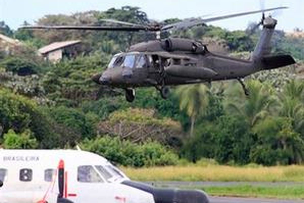 Helikopter Angkatan Udara Brasil bersiap mendarat setelah terlibat dalam misi pencarian pesawat Air France nomor penerbangan 447 yang hilang di kepulauan Brasil, Fernando de Noronha, Brazil timur laut, 2 Juni 2009