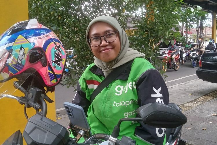 Perjuangan Gedis, 7 Tahun Jadi Driver Ojol Perempuan Jalani Peran Ganda Bagi Keluarga