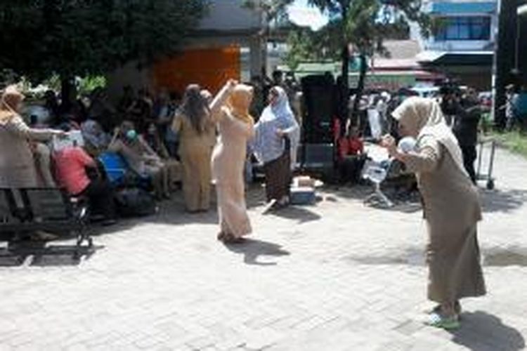 Pegawai dan karyawan RSUD Haji melakukan aksi mogok sambil bernyanyi dan berjoget setelah penyegelan pintu masuk dan keluar, rabu (6/5/2015).