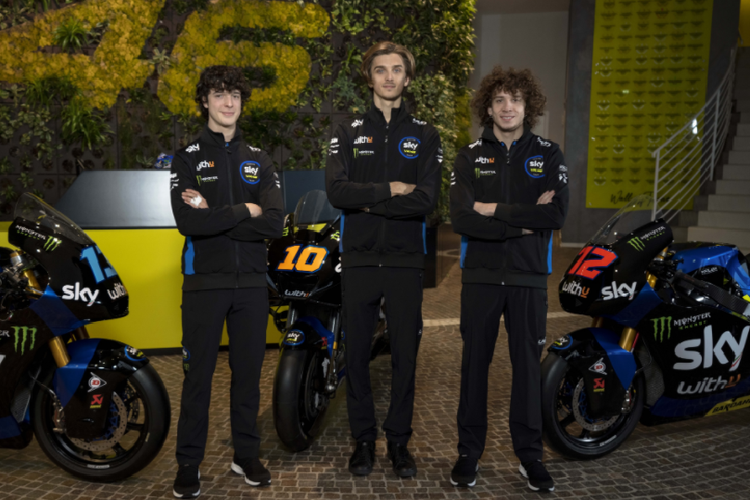 Tiga pembalap Sky Racing VR46: Celestino Vietti (paling kiri), Luca Marini, dan Marco Bezzecchi menghadiri peluncuran livery tim pada kejuaraan MotoGP 2021 di Tavullia, Italia, 10 November 2020.