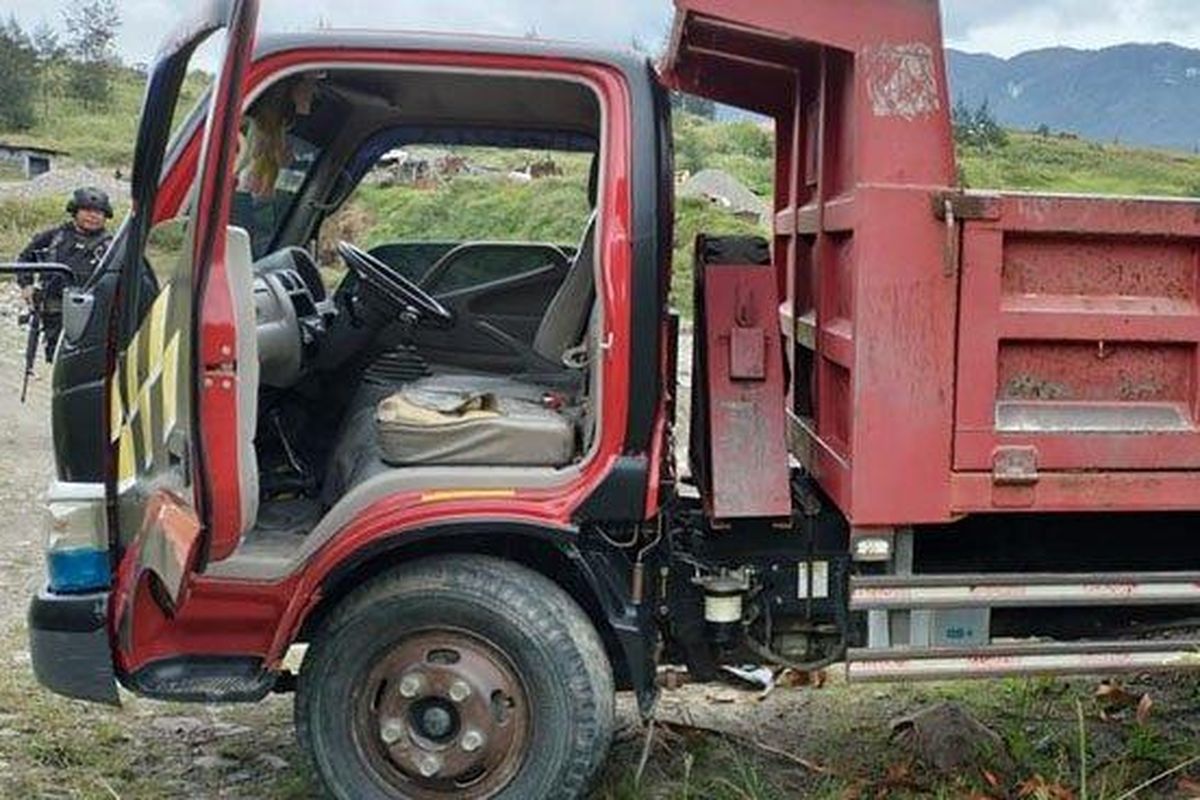 Kondisi truk Nober Palintin, Rabu (11/5/2022). Sopir truk tersebut hilang saat mencari pasir di Kali Ilame, Kampung Wako, Distrik Gome, Kabupaten Puncak, Papua. Sebelumnya sempat terdengar rentetan tembakan yang diduga dilepaskan KKB.