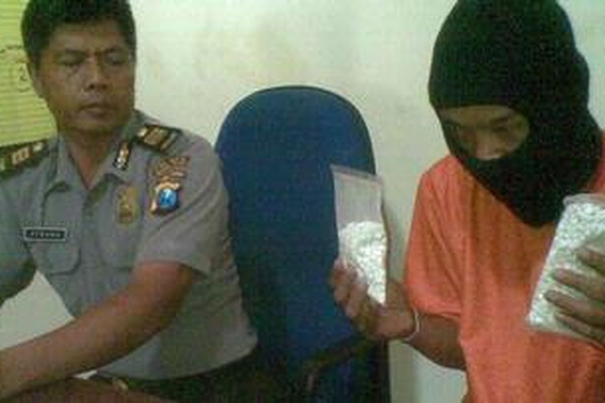 Hasyim, tersangka pengedar pil Dobel L saat diamankan di Mapolres Kediri Kota, Jawa Timur.