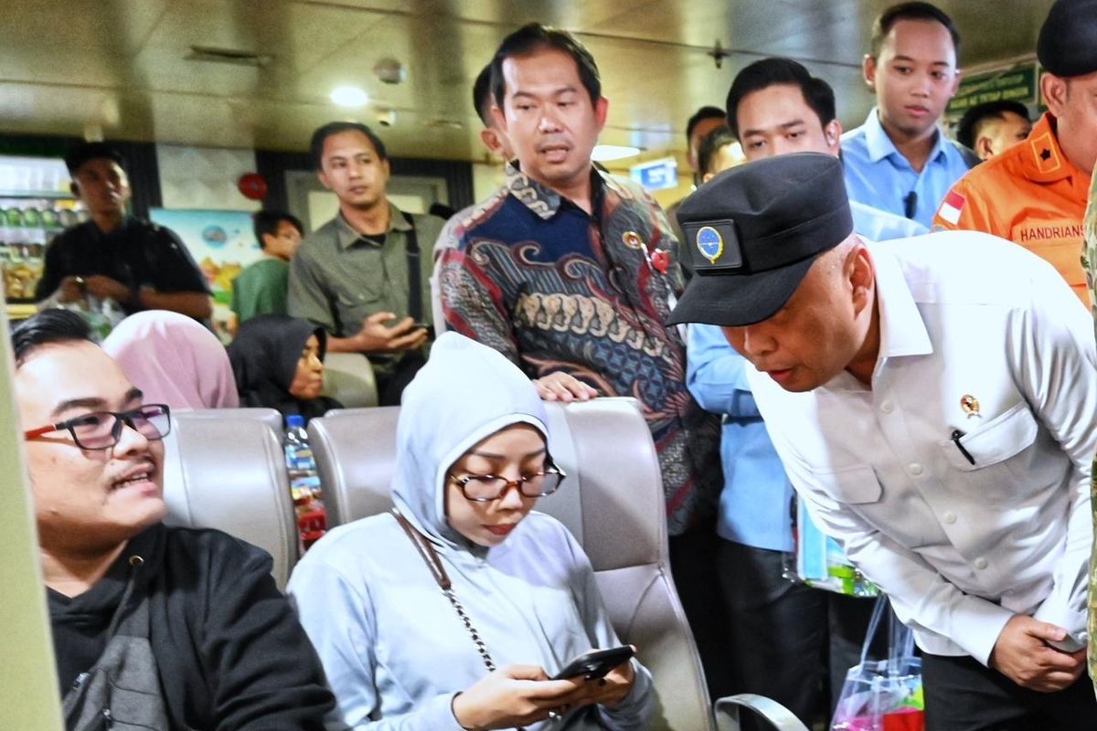 Menteri Perhubungan (Menhub) Dudy Purwagandhi saat meninjau Pelabuhan Merak, Banten, Jumat (13/3/2026).