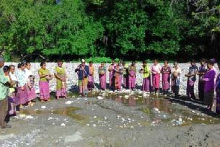 Proses pengambilan air di kali untuk ritual Taniu Uisneno yang dilakukan oleh perwakilan dari 29 Ume Mnasi asal Kote, Noemuti di kali Noemuti, Kabupaten Timor Tengah Utara (TTU), Nusa Tenggara Timur  (Kure 1)