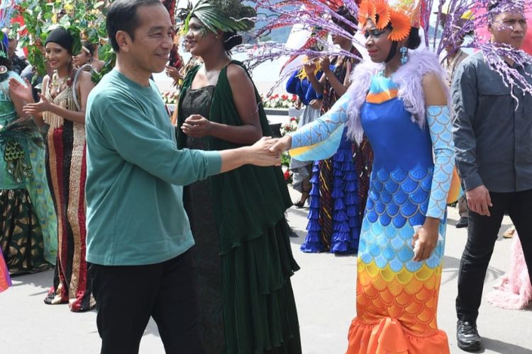 Presiden Joko Widodo menyalami peserta Papua Street Carnival di Jayapura, Papua, Jumat (7/7/2023).