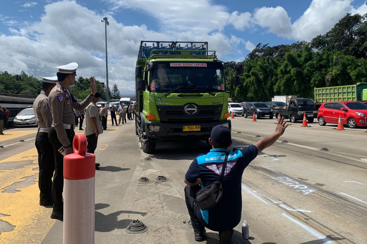 Polisi melakukan olah TKP di Gerbang Tol Ciawi 2 pada Rabu (5/2/2025).