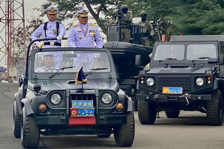 Kepala Staf Angkatan Laut (KSAL) Laksamana Yudo Margono mengecek barisan pada upacara hari ulang tahun (HUT) ke-77 TNI AL di Komplek Satuan Koarmada I, Pondok Dayung, Jakarta Utara, Senin (12/9/2022).
