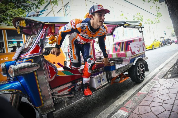  Juara bertahan MotoGP Marc Marquez saat menjajal mengendarai transportasi lokal khas Bangkok, Tuk-Tuk pada Rabu (3/10/2018).