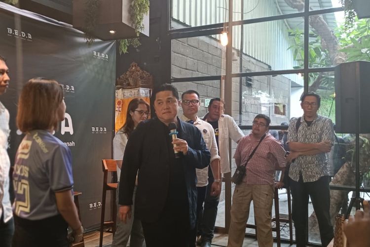 Calon Ketua Umum PSSI, Erick Thohir, saat bertemu para suporter sepak bola dalam acara #JagainET di Denpasar, Bali, pada Sabtu (11/2/2023). Kompas.com/ Yohanes Valdi Seriang Ginta