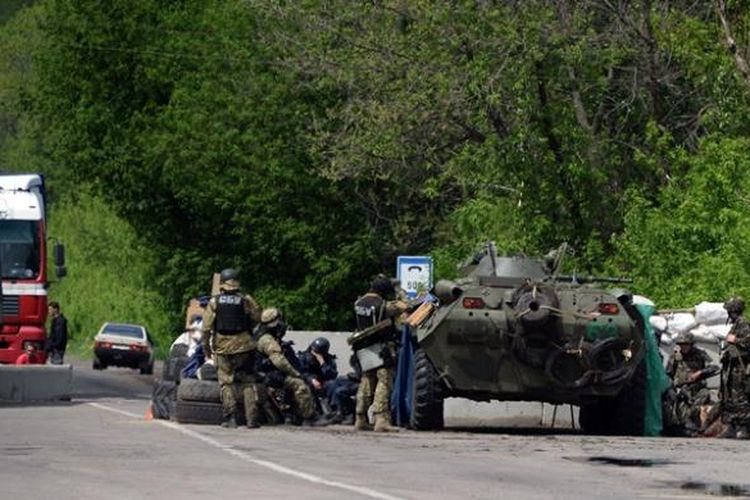 Pasukan Ukraina diperkuat sebuah kendaraan lapis baja bersiaga di sebuah pos pertahanan di dekat kota Slavyansk yang dikuasai kelompok separatis. Dalam baku tembak, Senin (5/5/2014), sebanyak empat prajurit Ukraina tewas dan satu helikopter serbu Mi-24 jatuh.