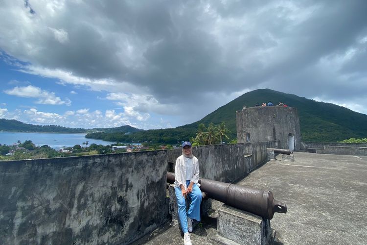 Meriam di pinggir bangunan yang menjadi salah satu spot berfoto di Benteng Belgica, Banda Neira, Maluku.
