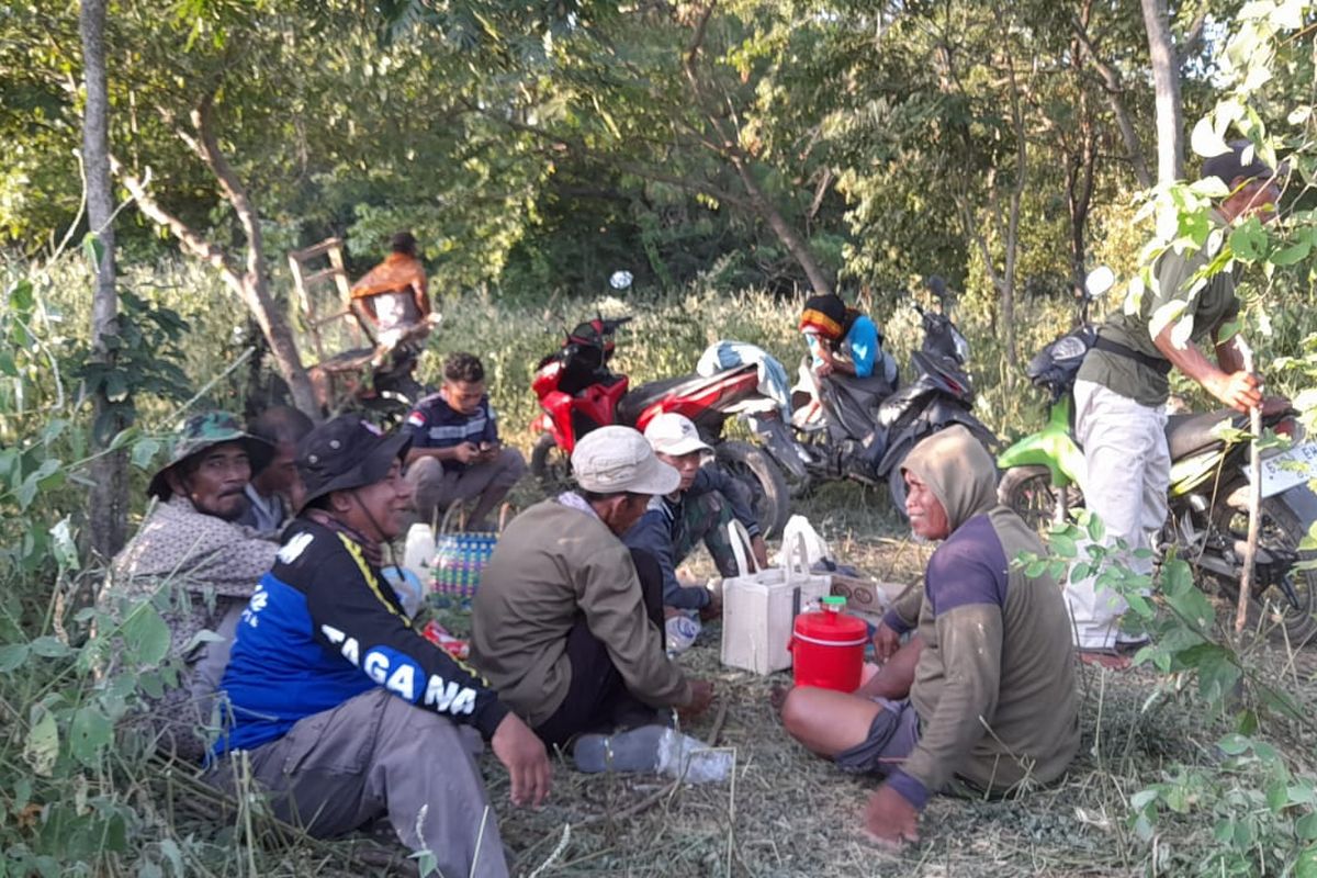 Foto: Tim BPBD, Basarnas, dan keluarga saat mencari Misnayu yang hilang saat mencari rumput di kawasan TN Baluran pada Minggu (26/5/2024).