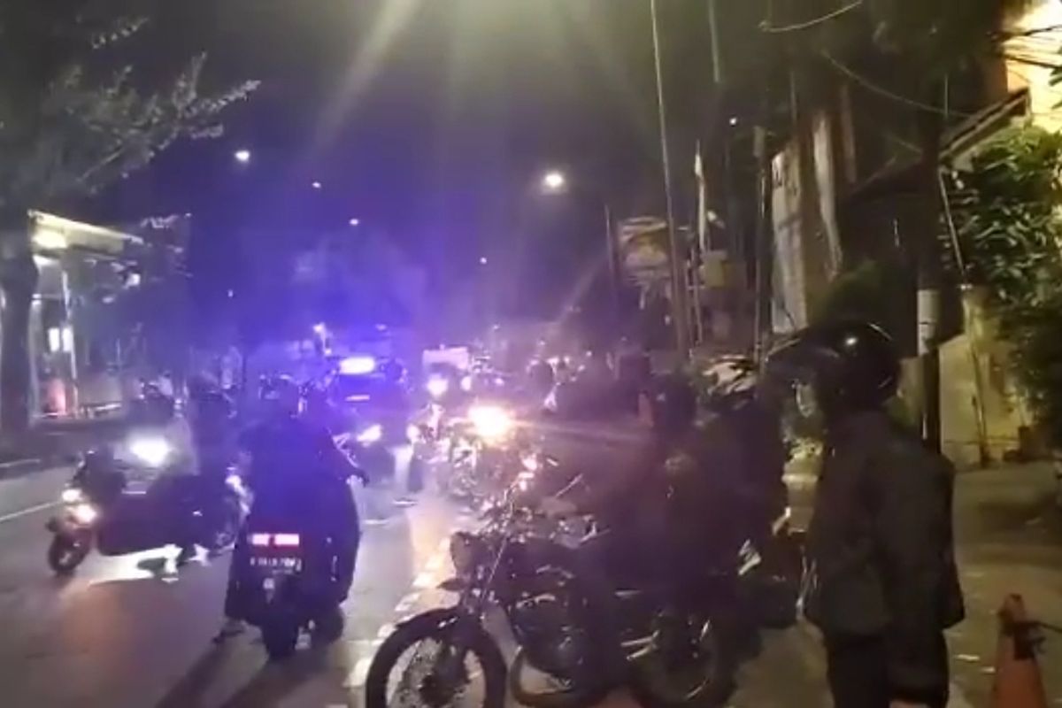 Tanngkapan layar akun instagram @infokomando puluhan anggota paspampres mendatangi Mapolres Jakarta Barat pada Rabu (7/7/2021) malam.