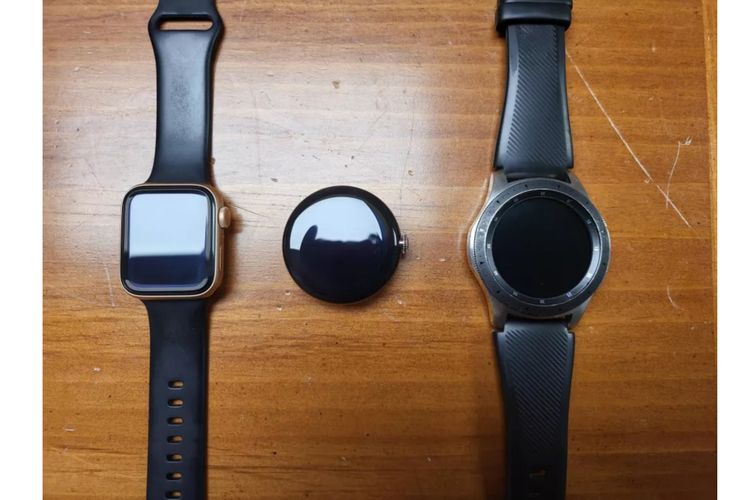 Google Pixel Watch (tengah) dibandingkan dengan Apple Watch 40mm (kiri) dan Samsung Galaxy Watch 46mm (kanan).