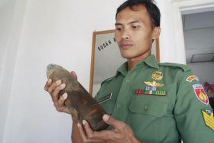 Warga menemukan mortir aktif di Sungai Progo Magelang, Senin (2/10/2013).