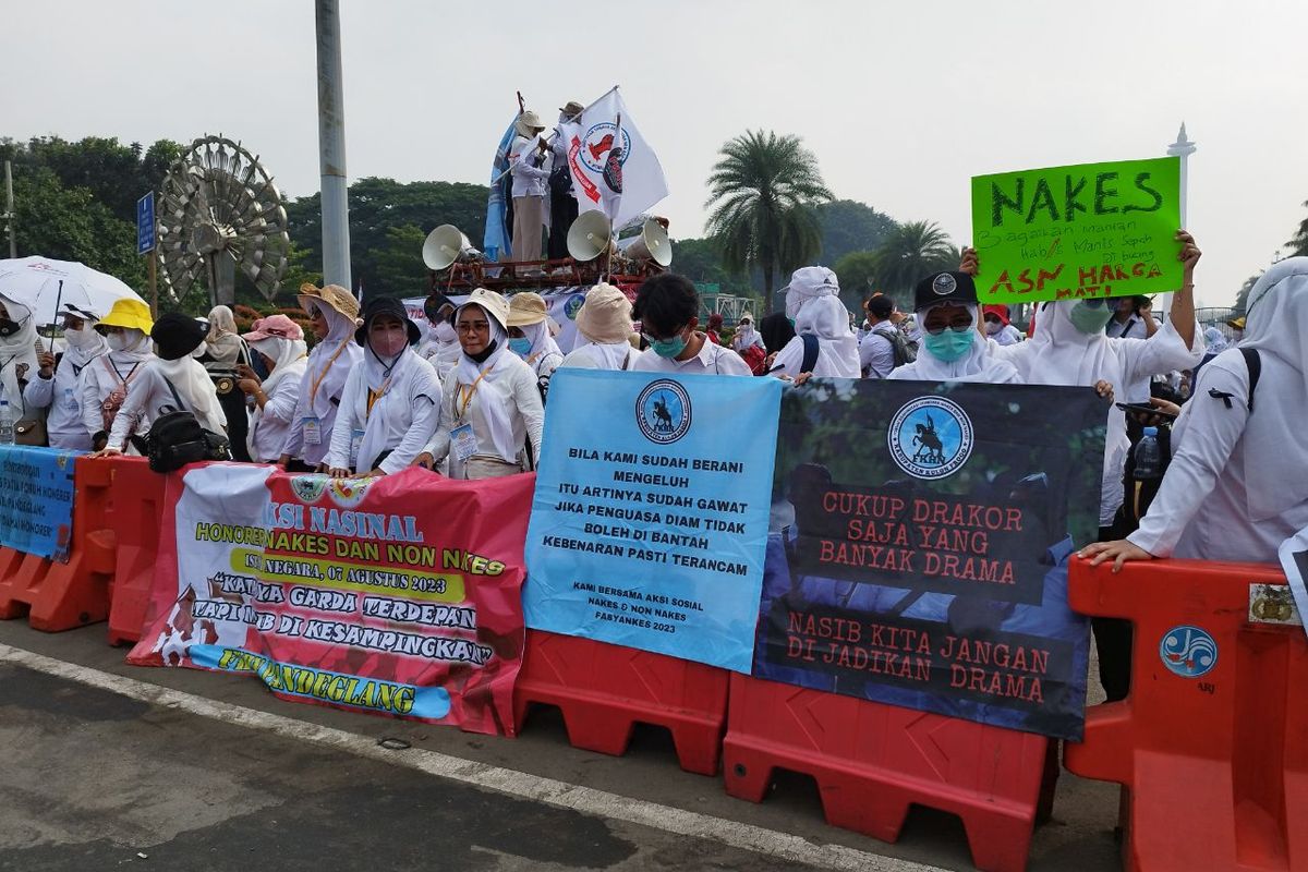 Ratusan anggota FKHN menggelar unjuk rasa di Silang Monas Barat Daya, Gambir, Jakarta Pusat, Senin (7/8/2023). (KOMPAS.com/XENA OLIVIA)