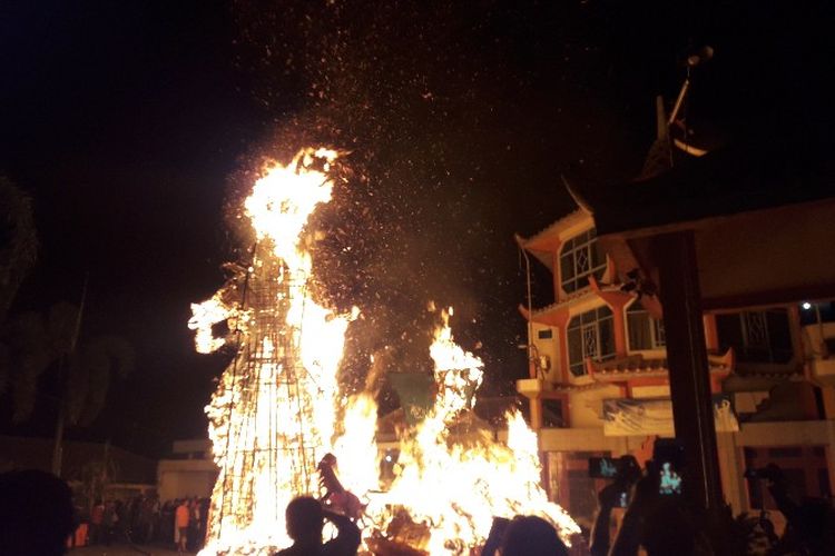 500 umat Budha menggelar upacara Cioko atau sembayang untuk arwah terlantar di Vihara Nimmala atau Boen San Bio, Jalan K.S Tubun, Kota Tangerang pada Rabu (5/9/2018) malam. Mereka membakar kapal berisi lembar doa dan foto arwah serta patung raja setan setinggi 9 meter.