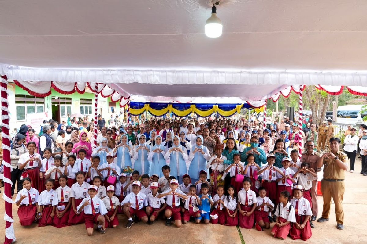 Ketua Seruni KMP Tri Tito Karnavian dalam kegiatan peresmian bantuan sarana air bersih dan jalur pemipaan serta penyerahan berbagai bantuan bagi masyarakat di SD Negeri (SDN) Enokaka, Desa Sillu, Kabupaten Kupang, NTT, Senin (22/6/2026).