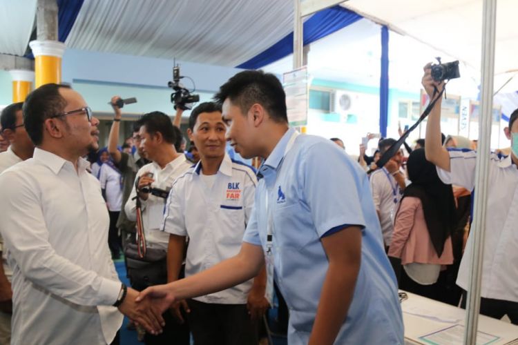 Menteri Ketenagakerjaan M. Hanif Dhakiri mengunjungi salah satu stand di BLK Makassar Fair Tahun 2018 di Makassar, Sulawesi Selatan, Selasa (17/10/2018).