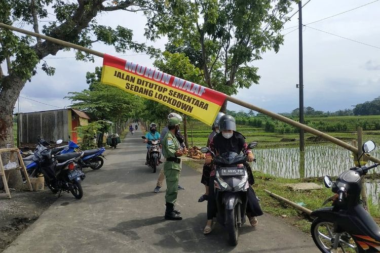 Sejumlah jalan akses Desa Manduraga, Kecamatan Kalimanah, Purbalingga, Jawa Tengah ditutup.