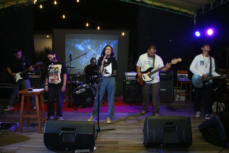 Kanina Ramaniya sedang tampil di atas panggung menghibur penikmat musik di Kota Semarang. (Dok. Kanina)