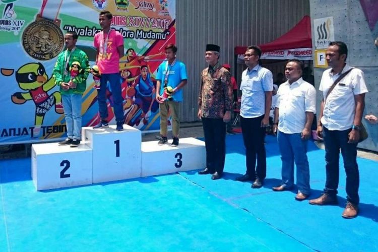 Gubefrnur Jawa tengah dan para pemenang ajang panjat tebing Popnas 2017 di Semarang.