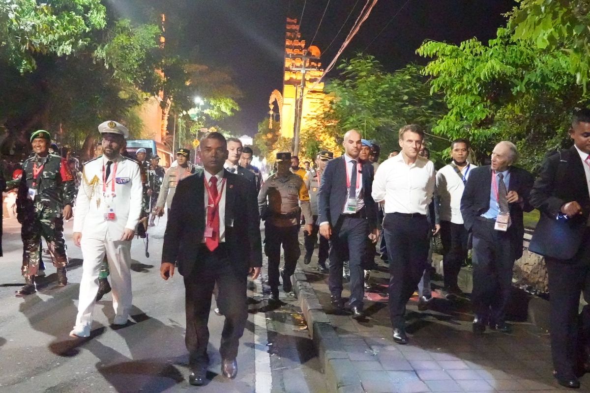 Presiden Perancis Emmanuel Macron berjalan kaki usai gala dinner delegasi KTT G20 pada Selasa (15/11/2022) malam.