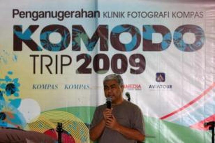 Pemimpin Redaksi Kompas.com Taufik Hidayat Mihardja saat memberi sambutan pada acara Penganugerahan Lomba Klinik Fotografi Kompas di Toko Buku Gramedia Matraman, Jakarta, Minggu (8/11/2009). 