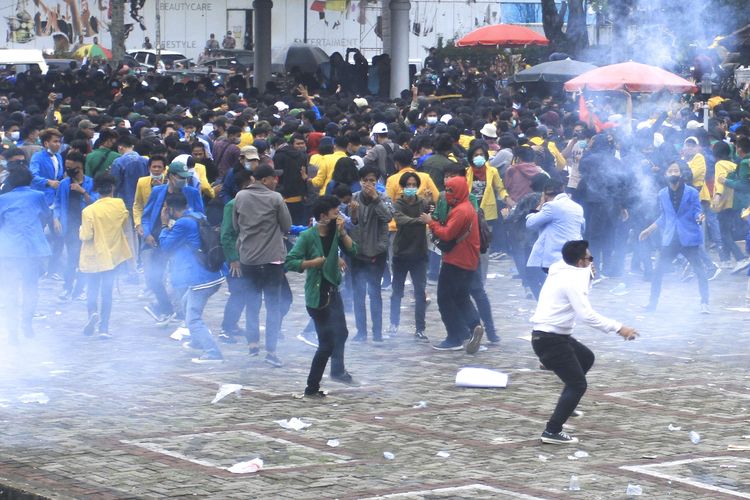 Massa aksi demo penolakan pengesahan omnibus law UU Cipta Kerja dan pihak kepolisian terlibat bentrok saat melakukan orasi di halaman gedung DPRD Provinsi Sumatera Selatan, Kamis (8/9/2020).