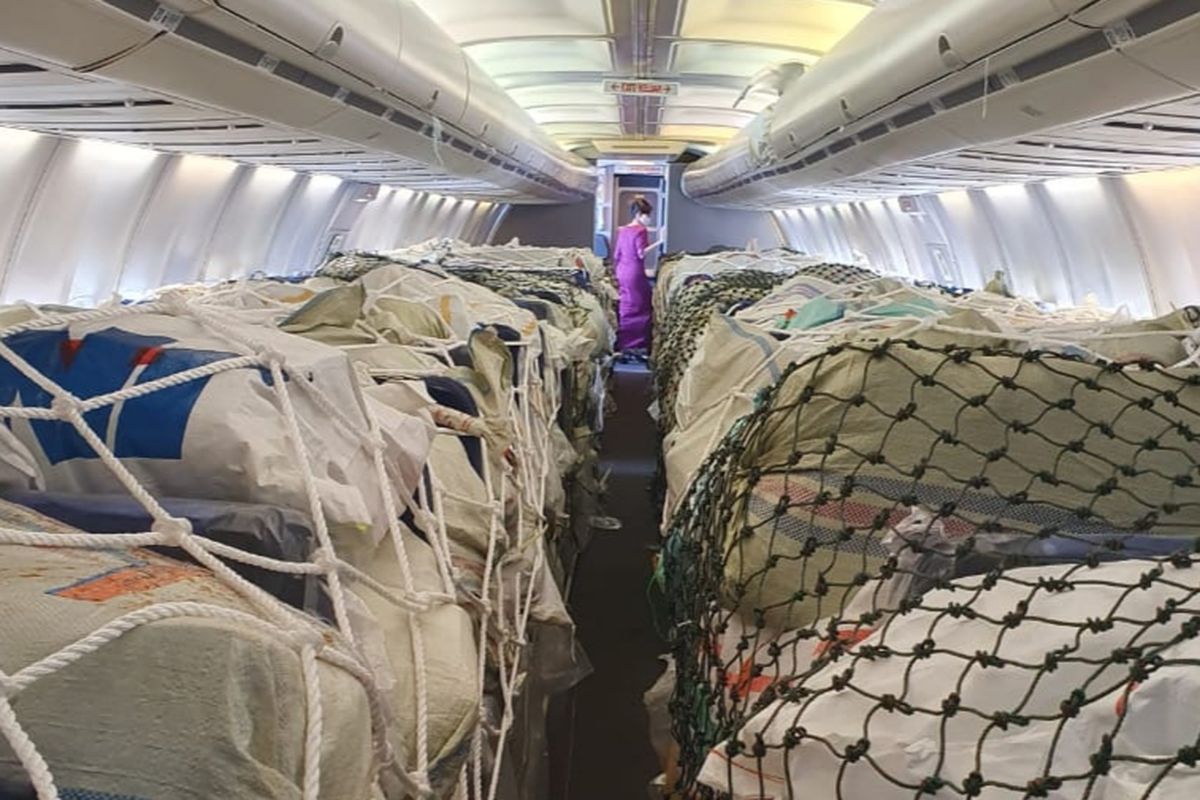 Pesawat penumpang milik Sriwijaya Air dirombak untuk mengangkut 6,5 ton kargo, Rabu (29/4/2020).