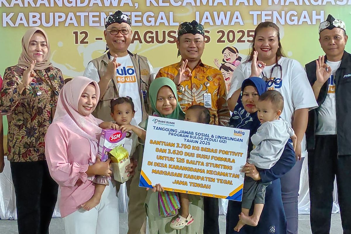 Direktur Sumber Daya Manusia (SDM) dan Umum Perum Bulog Sudarsono Hardjosoekarto bersama Ischak Maulana Rohman, menyalurkan bantuan kepada balita di Desa Karangdawa, Kecamatan Margasari, Kabupaten Tegal, Jawa Tengah.