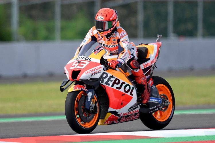 Pebalap Spanyol dari tim Repsol Honda, Marc Marquez, saat menjajal Sirkuit Mandalika, NTB, Jumat (18/3/2022). Marquez gagal berkompetisi di Mandalika karena cedera. 